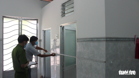 Người đàn ông chết trong tư thế treo cổ trong nhà - Ảnh 2. Người đàn ông chết trong tư thế treo cổ trong nhà - Ảnh 2.
