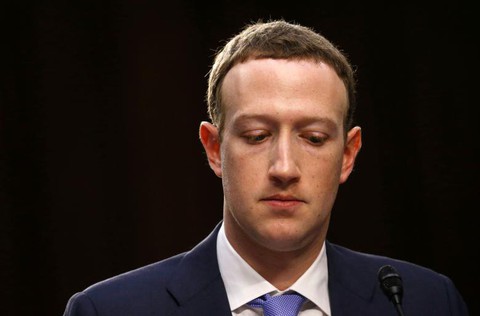 Hình ảnh biết nói trong phiên điều trần của ông chủ Facebook - Ảnh 1. Hình ảnh biết nói trong phiên điều trần của ông chủ Facebook - Ảnh 1.