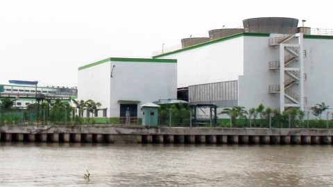 Nhà máy giấy Lee & Man lại phát tán bụi làm khổ người dân - Ảnh 1. Nhà máy giấy Lee & Man lại phát tán bụi làm khổ người dân - Ảnh 1.