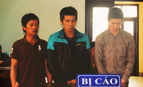 19 năm tù cho 3 đối tượng hành hung bác sĩ - Ảnh 1. 19 năm tù cho 3 đối tượng hành hung bác sĩ - Ảnh 1.