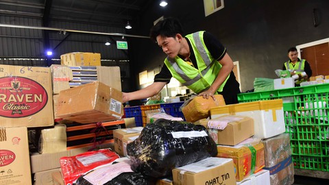 Nước mắt nghề shipper: tiền tươi không dễ kiếm - Ảnh 1. Nước mắt nghề shipper: tiền tươi không dễ kiếm - Ảnh 1.