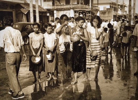 Người Thái ăn tết té nước Song Kran thuở còn toàn đi xe đạp - Ảnh 3. Người Thái ăn tết té nước Song Kran thuở còn toàn đi xe đạp - Ảnh 3.