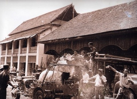 Người Thái ăn tết té nước Song Kran thuở còn toàn đi xe đạp - Ảnh 7. Người Thái ăn tết té nước Song Kran thuở còn toàn đi xe đạp - Ảnh 7.