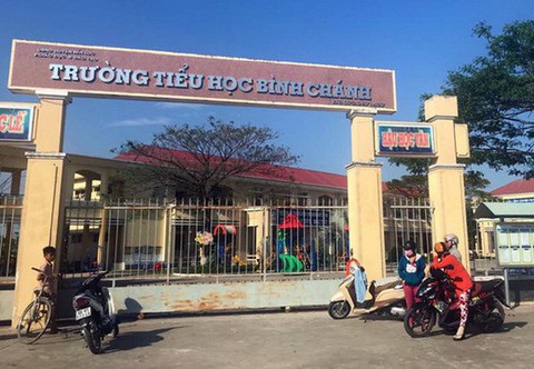Hiệu trưởng vụ cô giáo quỳ xuống làm giáo viên - Ảnh 1. Hiệu trưởng vụ cô giáo quỳ xuống làm giáo viên - Ảnh 1.