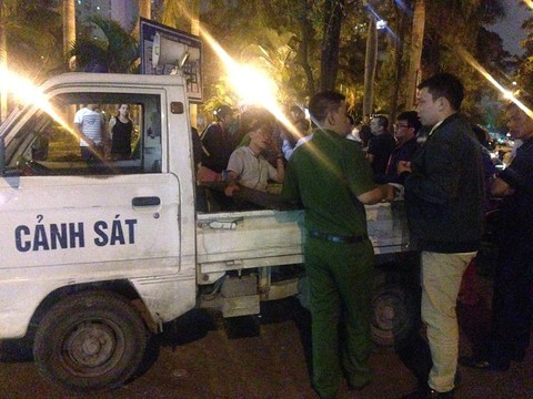 Xe bán tải kéo người và xe máy cả cây số trên phố Hà Nội - Ảnh 3. Xe bán tải kéo người và xe máy cả cây số trên phố Hà Nội - Ảnh 3.