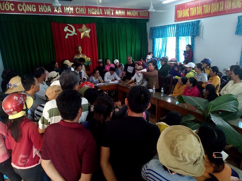Khánh Hòa tạm dừng hỗ trợ bão 12 vì dân phản ứng - Ảnh 1. Khánh Hòa tạm dừng hỗ trợ bão 12 vì dân phản ứng - Ảnh 1.