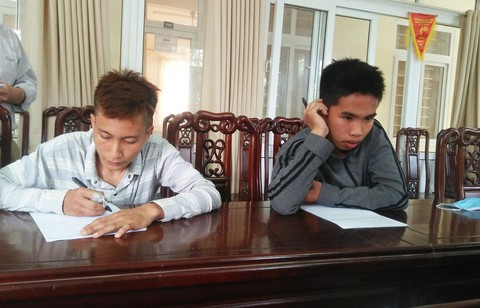 Triệu tập nhóm rước dâu ‘đầu trần’, chặn ôtô trên quốc lộ - Ảnh 2. Triệu tập nhóm rước dâu ‘đầu trần’, chặn ôtô trên quốc lộ - Ảnh 2.