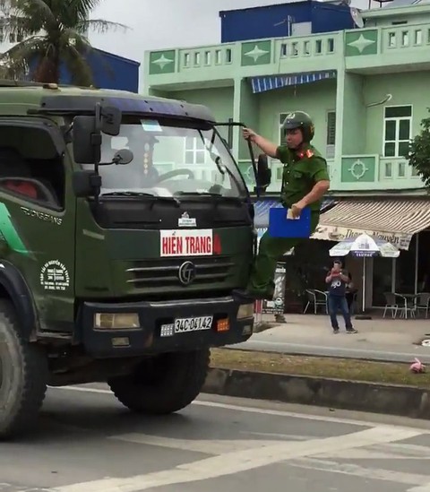 Cảnh sát đu người lên đầu xe tải buộc tài xế dừng xe - Ảnh 2. Cảnh sát đu người lên đầu xe tải buộc tài xế dừng xe - Ảnh 2.