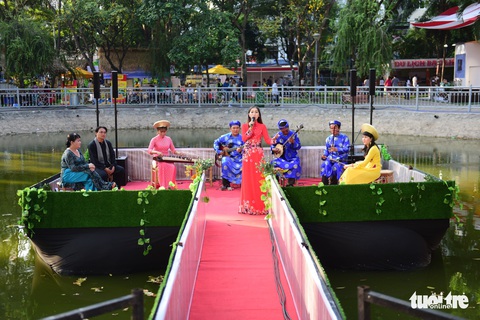 Người dân TP.HCM săn tour giảm giá - Ảnh 2. Người dân TP.HCM săn tour giảm giá - Ảnh 2.