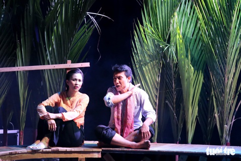 Hoài Linh khiến khán giả khóc cười trong Hiu hiu gió bấc - Ảnh 6. Hoài Linh khiến khán giả khóc cười trong Hiu hiu gió bấc - Ảnh 6.