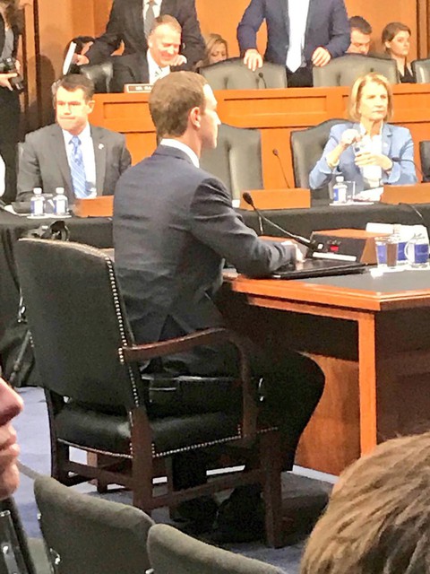 Mark Zuckerberg kê nệm ngồi để khỏa lấp chiều cao khiêm tốn? - Ảnh 2. Mark Zuckerberg kê nệm ngồi để khỏa lấp chiều cao khiêm tốn? - Ảnh 2.