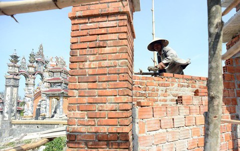 Làm đám tang rình rang đã oải, cuộc đua xây mộ còn kinh hơn - Ảnh 1. Làm đám tang rình rang đã oải, cuộc đua xây mộ còn kinh hơn - Ảnh 1.
