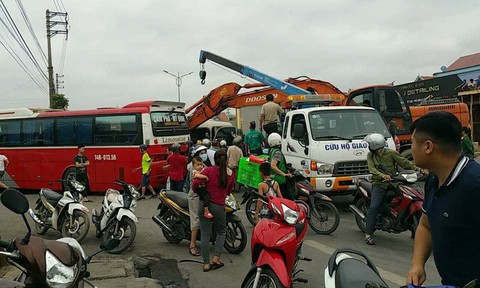 Hai xe khách tông nhau, 9 người bị thương - Ảnh 1. Hai xe khách tông nhau, 9 người bị thương - Ảnh 1.