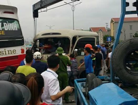 Hai xe khách tông nhau, 9 người bị thương - Ảnh 2. Hai xe khách tông nhau, 9 người bị thương - Ảnh 2.