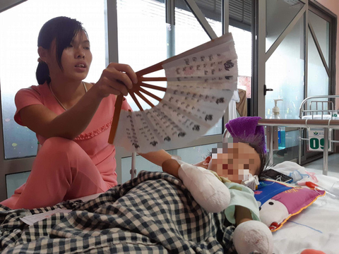 Bé gái 3 tuổi phải cắt cụt hai tay sau nhiễm khuẩn huyết - Ảnh 1. Bé gái 3 tuổi phải cắt cụt hai tay sau nhiễm khuẩn huyết - Ảnh 1.