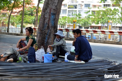 Người Sài Gòn mệt mỏi với cái nóng hầm hập giữa trưa - Ảnh 2. Người Sài Gòn mệt mỏi với cái nóng hầm hập giữa trưa - Ảnh 2.
