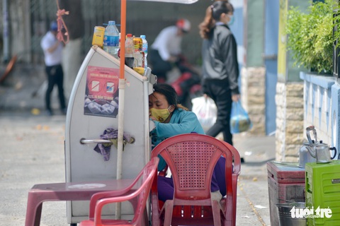 Người Sài Gòn mệt mỏi với cái nóng hầm hập giữa trưa - Ảnh 3. Người Sài Gòn mệt mỏi với cái nóng hầm hập giữa trưa - Ảnh 3.