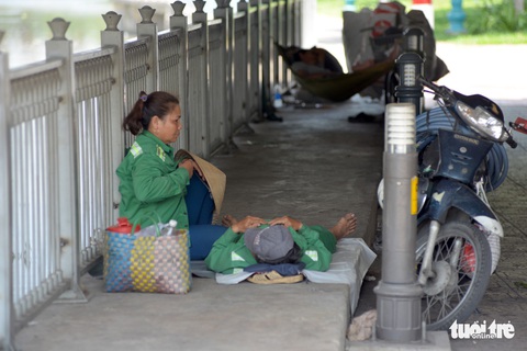 Người Sài Gòn mệt mỏi với cái nóng hầm hập giữa trưa - Ảnh 5. Người Sài Gòn mệt mỏi với cái nóng hầm hập giữa trưa - Ảnh 5.