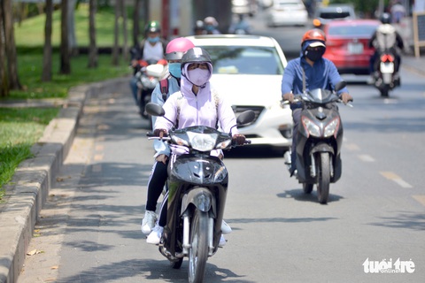Người Sài Gòn mệt mỏi với cái nóng hầm hập giữa trưa - Ảnh 7. Người Sài Gòn mệt mỏi với cái nóng hầm hập giữa trưa - Ảnh 7.