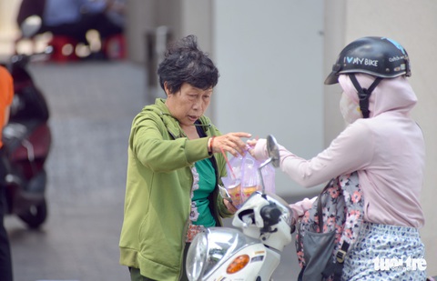 Người Sài Gòn mệt mỏi với cái nóng hầm hập giữa trưa - Ảnh 9. Người Sài Gòn mệt mỏi với cái nóng hầm hập giữa trưa - Ảnh 9.