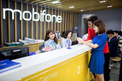 MobiFone tặng quà tri ân khách hàng đồng hành 1/4 thế kỷ - Ảnh 1. MobiFone tặng quà tri ân khách hàng đồng hành 1/4 thế kỷ - Ảnh 1.