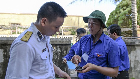 Những món quà quý từ đất liền cho chiến sĩ Trường Sa - Ảnh 1. Những món quà quý từ đất liền cho chiến sĩ Trường Sa - Ảnh 1.
