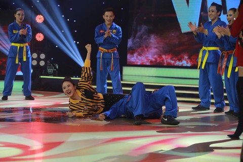 Vân Trang tung chiêu kẹp cổ trứ danh của Vovinam tại Đấu trường võ nhạc - Ảnh 1. Vân Trang tung chiêu kẹp cổ trứ danh của Vovinam tại Đấu trường võ nhạc - Ảnh 1.