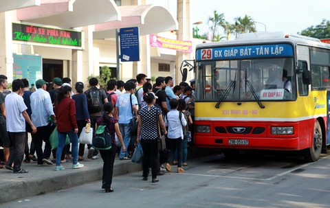 Đề xuất tăng giá vé xe buýt Hà Nội từ đầu năm 2024 - Ảnh 1. Sở Giao thông vận tải Hà Nội đề xuất tăng giá vé xe buýt từ ngày 1-1-2024 - Ảnh: TUẤN PHÙNG