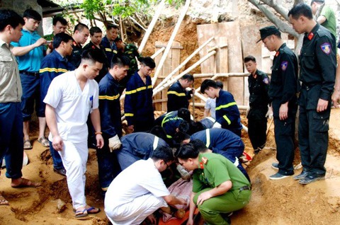 Sạt lở đất tại Lào Cai, 3 người chết - Ảnh 3. Sạt lở đất tại Lào Cai, 3 người chết - Ảnh 3.