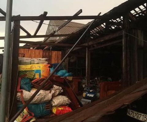 Lốc xoáy bất ngờ trong 1 tiếng, hàng trăm nhà tốc mái - Ảnh 2. Lốc xoáy bất ngờ trong 1 tiếng, hàng trăm nhà tốc mái - Ảnh 2.