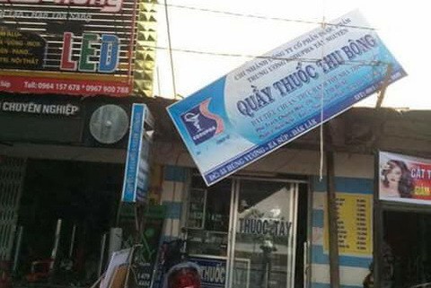 Lốc xoáy bất ngờ trong 1 tiếng, hàng trăm nhà tốc mái - Ảnh 4. Lốc xoáy bất ngờ trong 1 tiếng, hàng trăm nhà tốc mái - Ảnh 4.