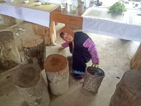 Trẻ tiên phong dọn rác, người lớn có ngượng rồi cùng làm? - Ảnh 1. Trẻ tiên phong dọn rác, người lớn có ngượng rồi cùng làm? - Ảnh 1.