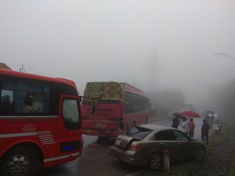 Hơn chục ôtô tai nạn liên hoàn trên quốc lộ 6 do sương mù - Ảnh 2. Hơn chục ôtô tai nạn liên hoàn trên quốc lộ 6 do sương mù - Ảnh 2.