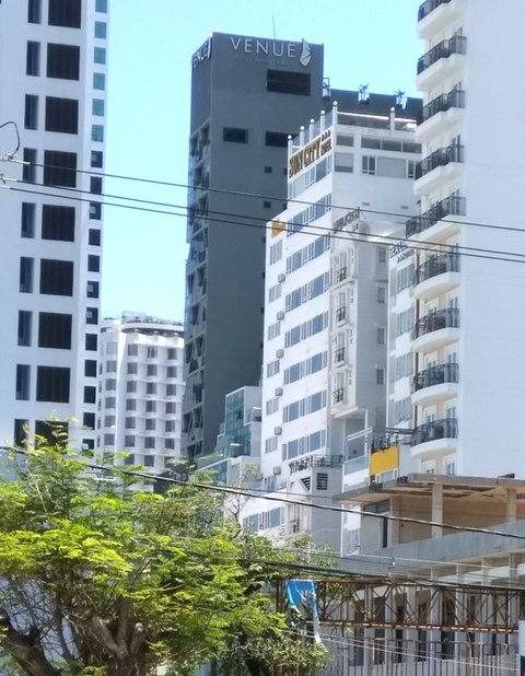 Nha Trang đầy khách sạn cháy không đường chạy - Ảnh 1. Nha Trang đầy khách sạn cháy không đường chạy - Ảnh 1.