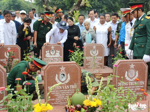 Anh Nguyễn Văn Trỗi đã an nghỉ tại nghĩa trang liệt sĩ TP.HCM - Ảnh 8. Anh Nguyễn Văn Trỗi đã an nghỉ tại nghĩa trang liệt sĩ TP.HCM - Ảnh 8.