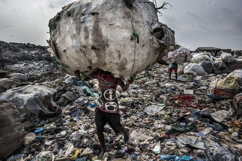 Đường đi của rác qua phóng sự ảnh đoạt giải World Press Photo 2018 - Ảnh 2. Đường đi của rác qua phóng sự ảnh đoạt giải World Press Photo 2018 - Ảnh 2.