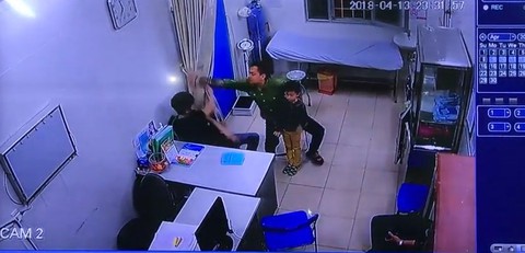 Vụ bác sĩ bị đánh: Nhiều người lạ mặt tìm lãnh đạo khoa - Ảnh 1. Vụ bác sĩ bị đánh: Nhiều người lạ mặt tìm lãnh đạo khoa - Ảnh 1.