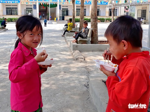 Nhói lòng học sinh tiểu học ăn cơm trộn muối, bún chan tương - Ảnh 2. Nhói lòng học sinh tiểu học ăn cơm trộn muối, bún chan tương - Ảnh 2.