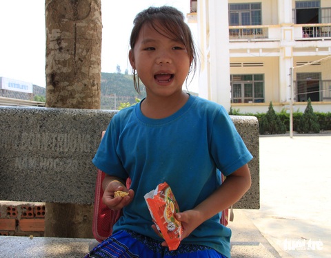 Nhói lòng học sinh tiểu học ăn cơm trộn muối, bún chan tương - Ảnh 3. Nhói lòng học sinh tiểu học ăn cơm trộn muối, bún chan tương - Ảnh 3.