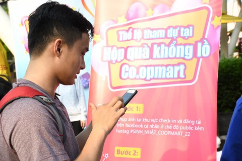 Hộp quà khổng lồ thu hút hàng ngàn người ở Sài Gòn - Ảnh 1. Hộp quà khổng lồ thu hút hàng ngàn người ở Sài Gòn - Ảnh 1.