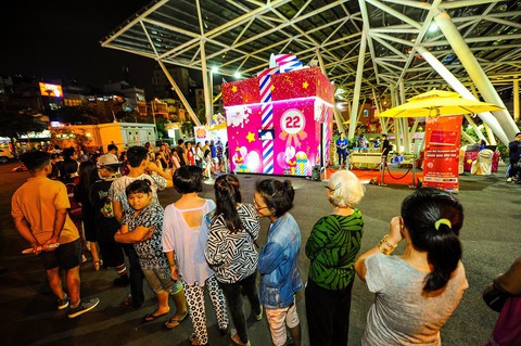 Hộp quà khổng lồ thu hút hàng ngàn người ở Sài Gòn - Ảnh 3. Hộp quà khổng lồ thu hút hàng ngàn người ở Sài Gòn - Ảnh 3.
