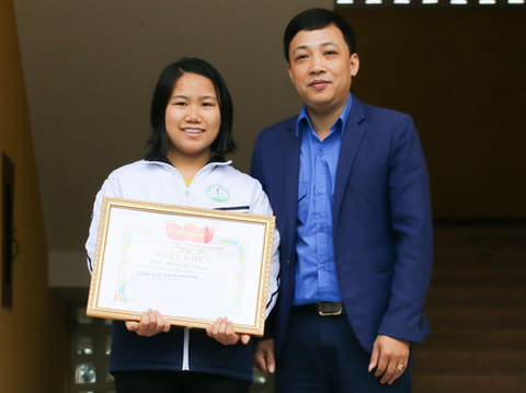 Khen thưởng nữ sinh lớp 12 cứu cháu nhỏ bị rơi xuống giếng - Ảnh 1. Khen thưởng nữ sinh lớp 12 cứu cháu nhỏ bị rơi xuống giếng - Ảnh 1.