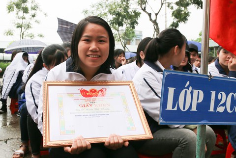 Khen thưởng nữ sinh lớp 12 cứu cháu nhỏ bị rơi xuống giếng - Ảnh 2. Khen thưởng nữ sinh lớp 12 cứu cháu nhỏ bị rơi xuống giếng - Ảnh 2.