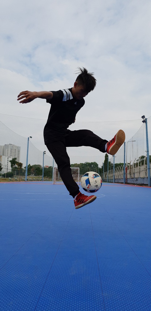 Khuấy động trào lưu lơ lửng chậm cùng freestyle football và parkour - Ảnh 1. Khuấy động trào lưu lơ lửng chậm cùng freestyle football và parkour - Ảnh 1.