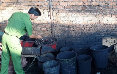 Trộn... bột than trong pin Con Ó vào vỏ, phế phẩm cà phê - Ảnh 1. Trộn... bột than trong pin Con Ó vào vỏ, phế phẩm cà phê - Ảnh 1.
