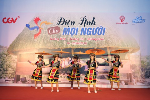 Trẻ em dân tộc thiểu số lần đầu được xem Cô gái đến từ hôm qua - Ảnh 6. Trẻ em dân tộc thiểu số lần đầu được xem Cô gái đến từ hôm qua - Ảnh 6.