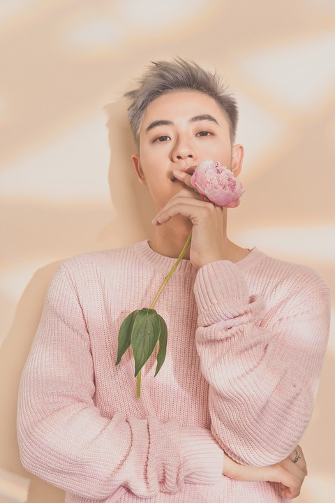 Thanh Duy táo bạo ướt át trong MV Người lạ thân quen - Ảnh 2. Thanh Duy táo bạo ướt át trong MV Người lạ thân quen - Ảnh 2.