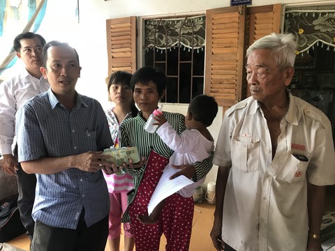 Trao 210 triệu cho bé 12 tháng tuổi cha mẹ bỏ rơi bị bỏng nặng - Ảnh 1. Trao 210 triệu cho bé 12 tháng tuổi cha mẹ bỏ rơi bị bỏng nặng - Ảnh 1.