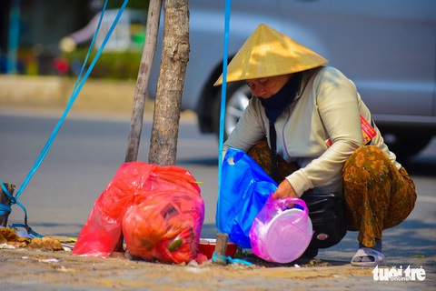 Nhọc nhằn mưu sinh dưới trời nắng như đổ lửa của Sài Gòn - Ảnh 5. Nhọc nhằn mưu sinh dưới trời nắng như đổ lửa của Sài Gòn - Ảnh 5.