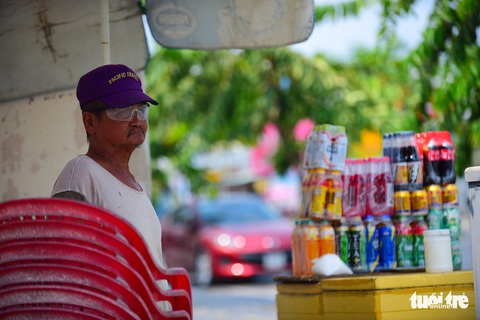 Nhọc nhằn mưu sinh dưới trời nắng như đổ lửa của Sài Gòn - Ảnh 6. Nhọc nhằn mưu sinh dưới trời nắng như đổ lửa của Sài Gòn - Ảnh 6.